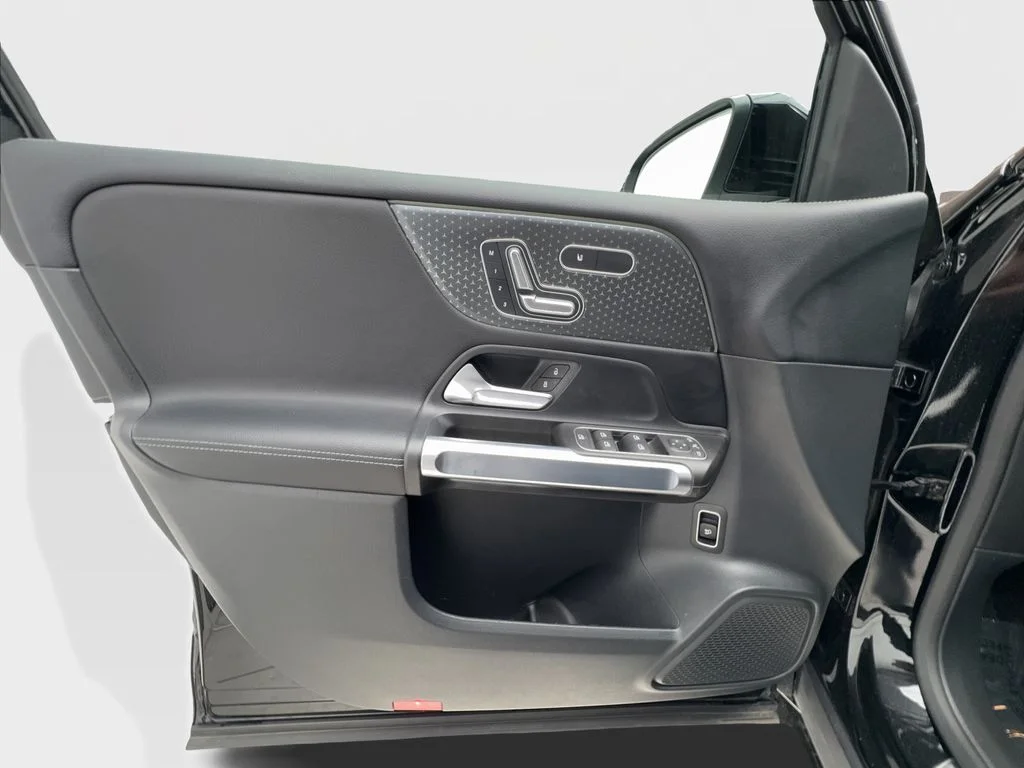 Used 2025 Black Mercedes-Benz GLB 250 image 19