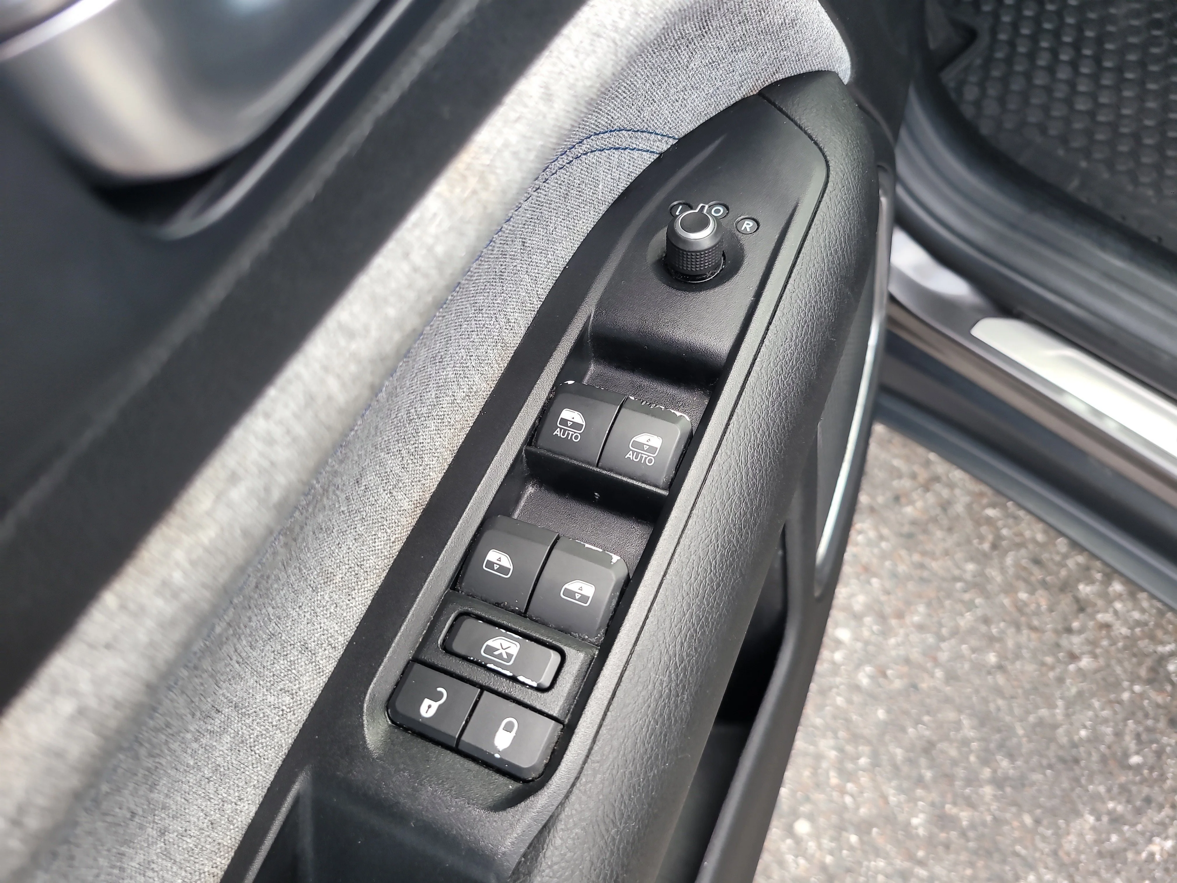 Used 2022 Granite Crystal Metallic Clearcoat Jeep Latitude image 16