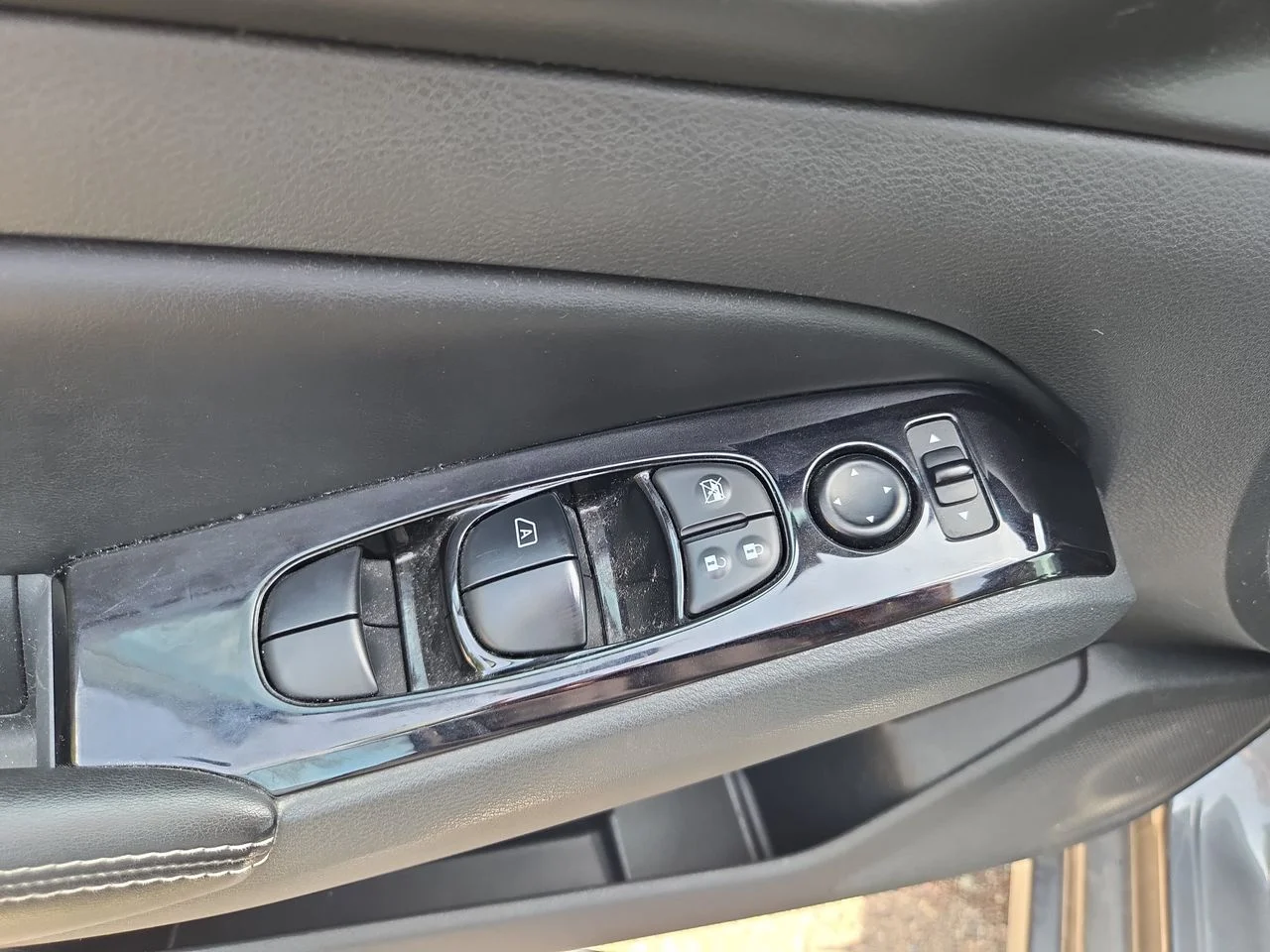 Used 2023 Gun Metallic Nissan 2.5 SV image 16