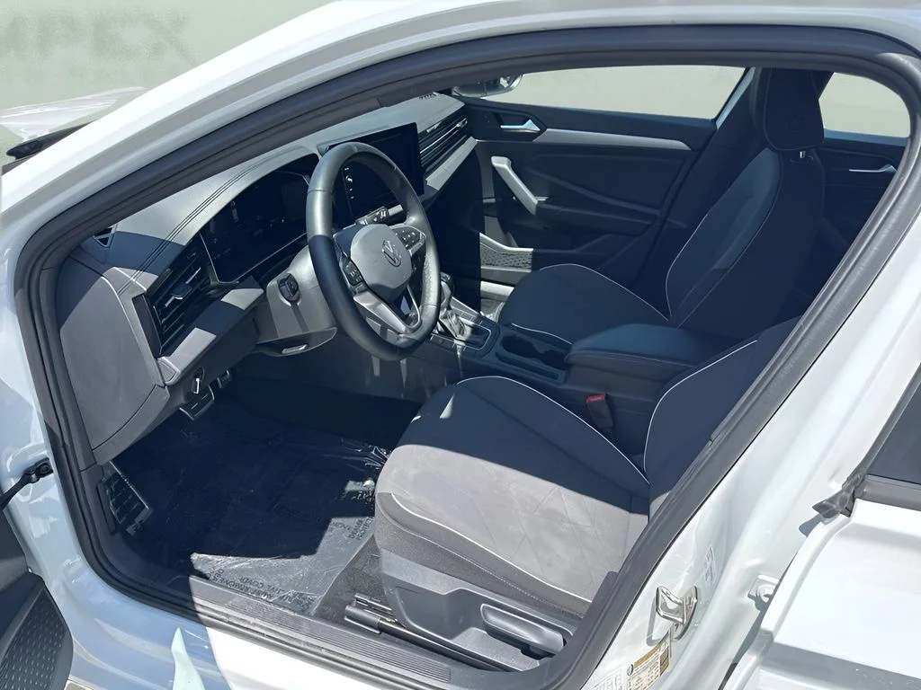 Used 2025 White Volkswagen 1.5T Sport image 9