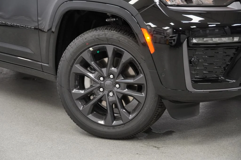 New 2026 Diamond Black Crystal Pearl-Coat Exterior Paint Jeep Limited image 4