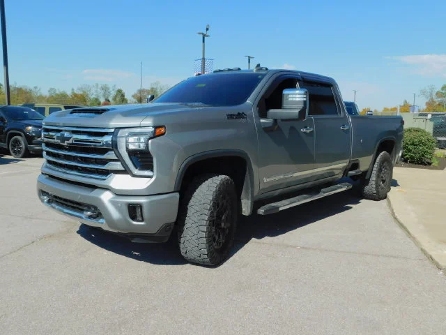 Used 2024 Gray Chevrolet High Country image 5