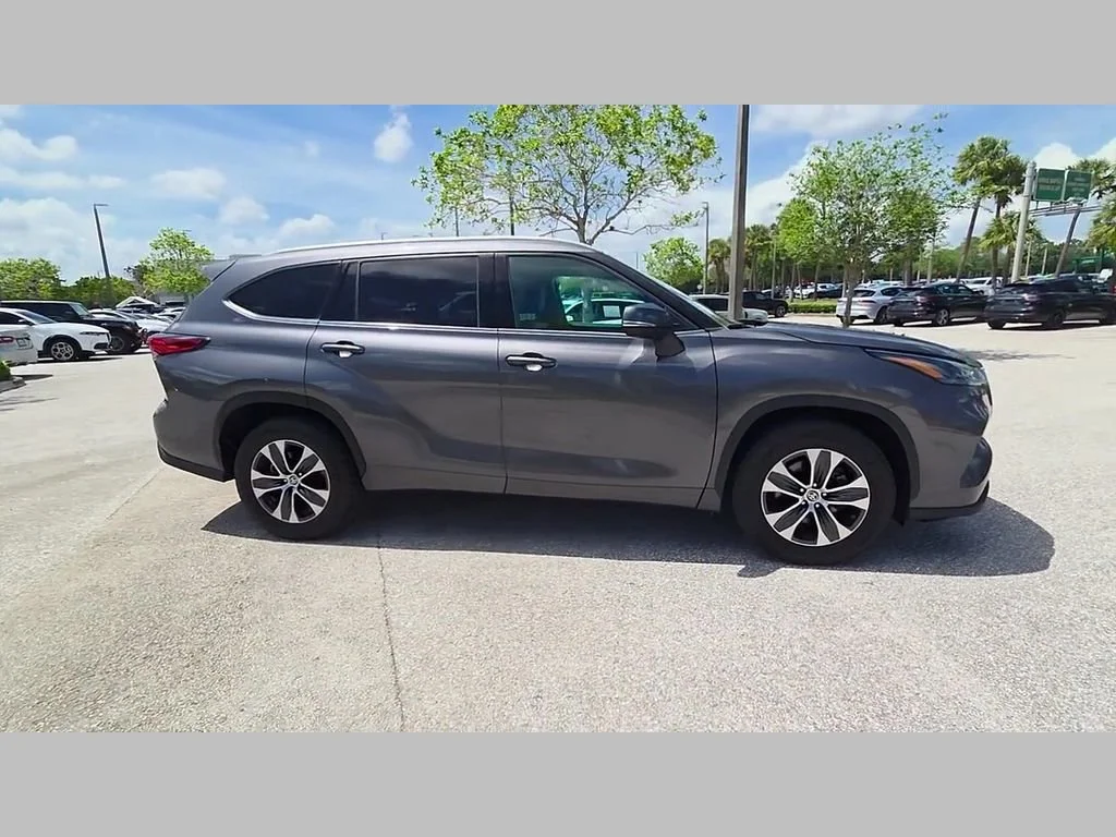 Used 2022 Magnetic Gray Metallic Toyota Hybrid XLE image 35