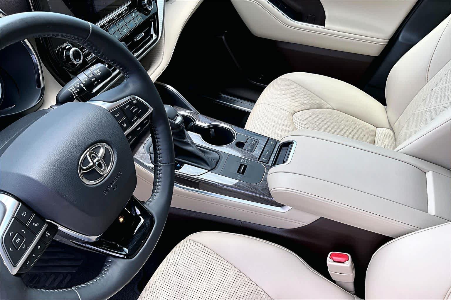Used 2021 Blizzard Pearl Toyota Platinum image 17