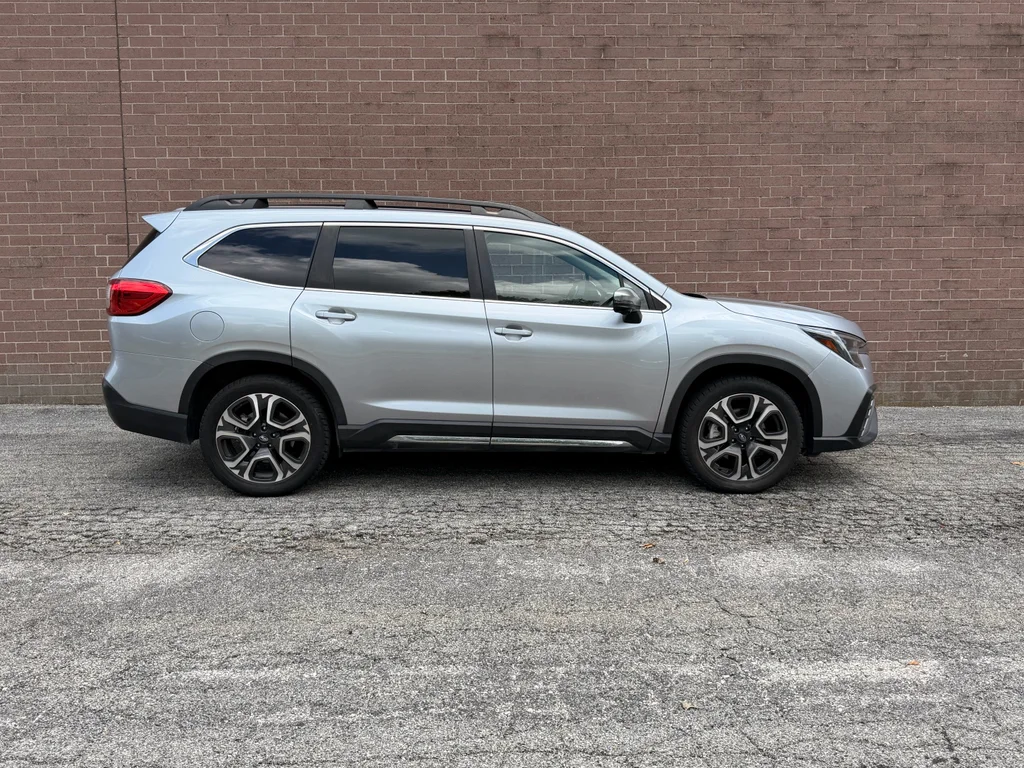 Used 2023 Ice Silver Metallic Subaru Limited image 6