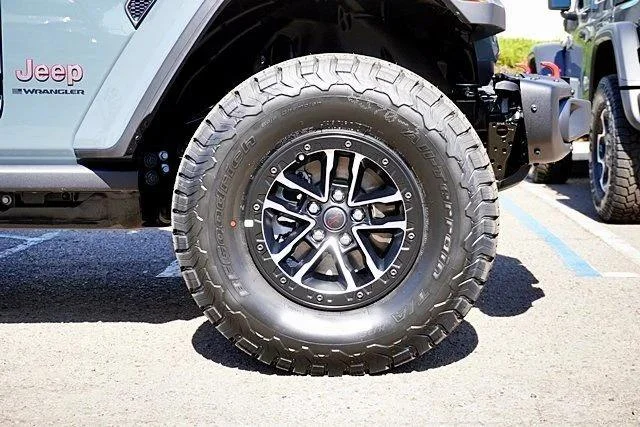 New 2026 Anvil Clear-Coat Exterior Paint Jeep Rubicon image 8