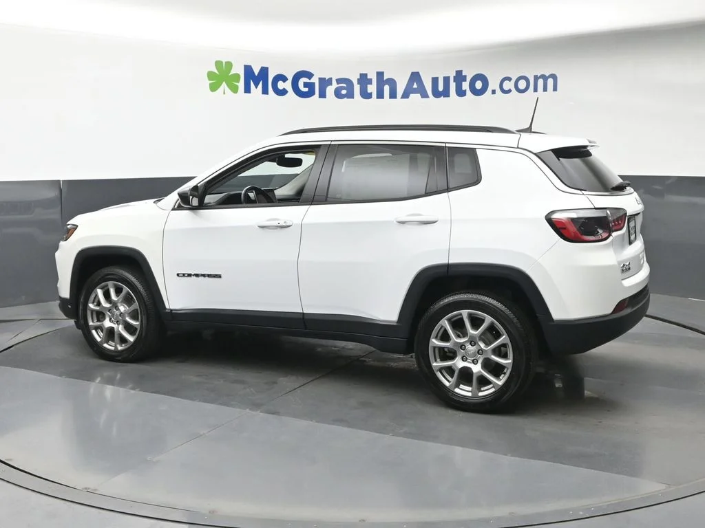Certified Used 2022 White Jeep Latitude Lux image 21