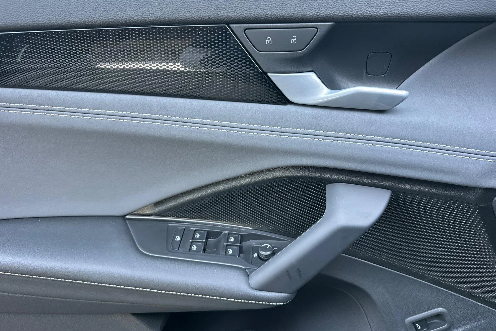 New 2026 Sandstone Volkswagen SE R-Line Black image 11