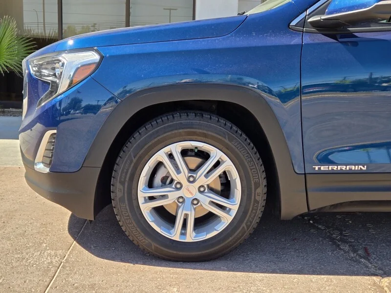 Used 2021 Blue Emerald Metallic GMC SLE image 6