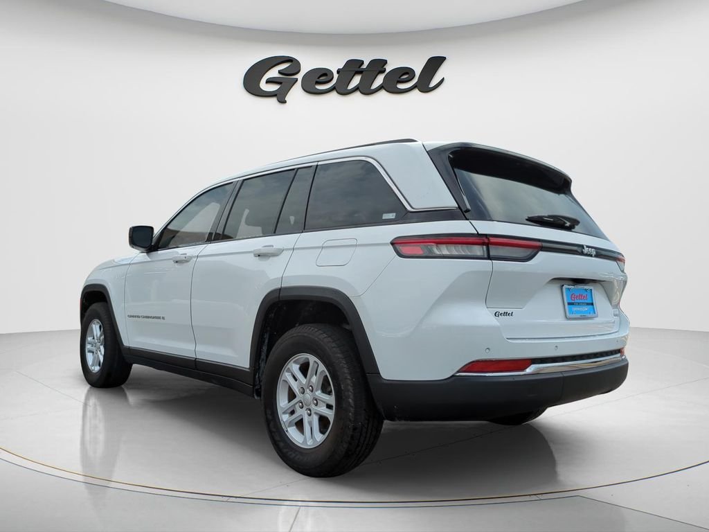 Used 2025 White Jeep Laredo image 7