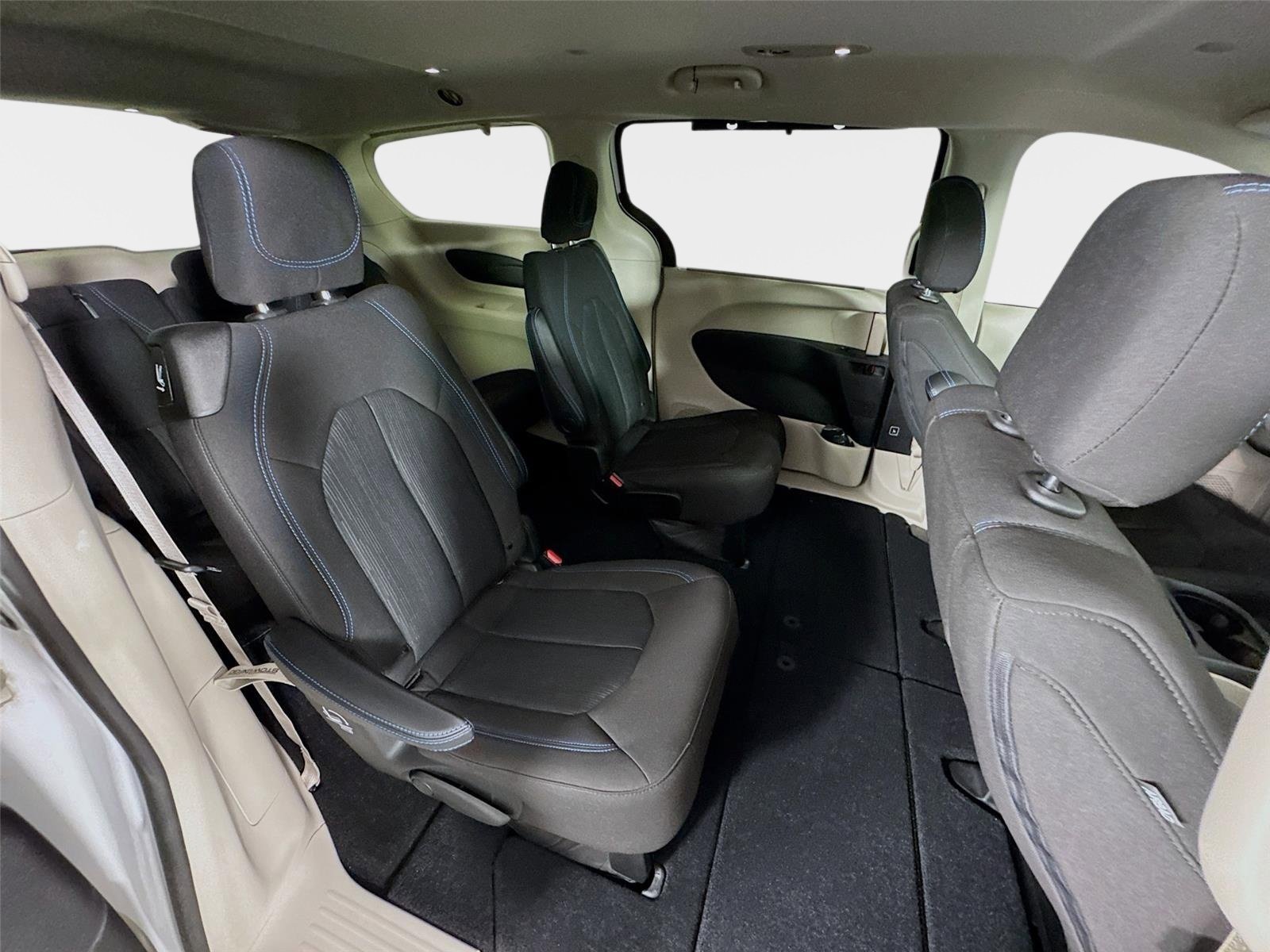 Used 2021 Bright White Clearcoat Chrysler Touring image 26