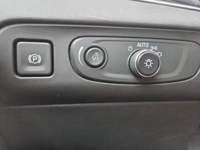 Used 2020 Summit White Buick Essence image 12