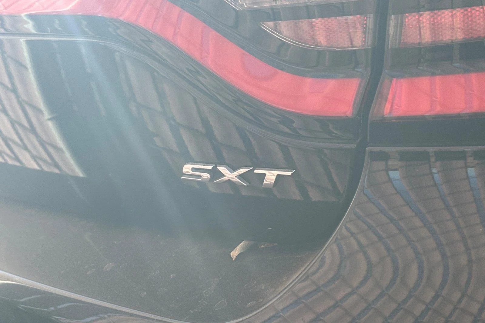 Used 2016 Pitch Black Clearcoat Dodge SXT image 6