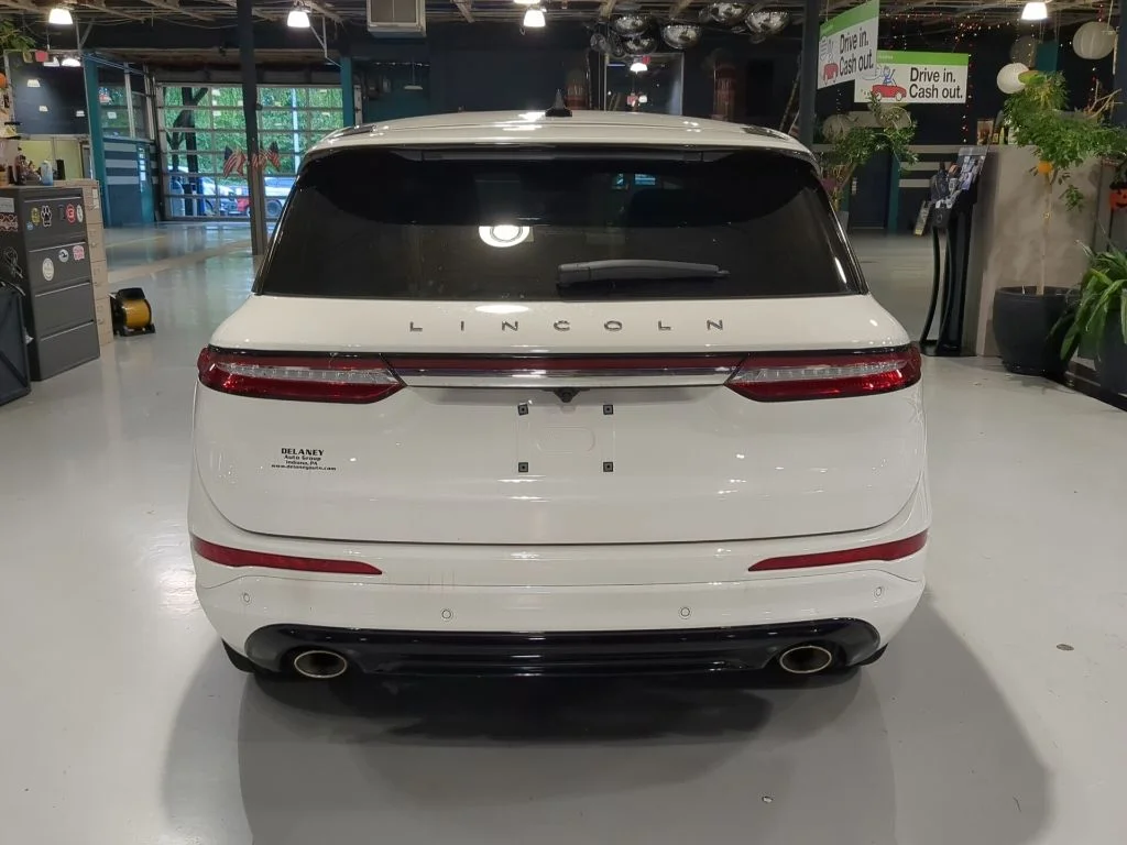Used 2025 White Metallic Lincoln Premiere image 9
