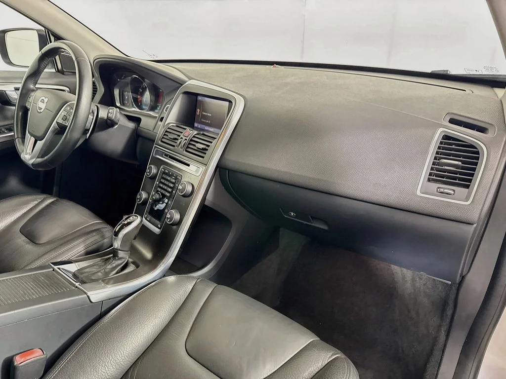 Used 2014 Silver Volvo  image 36