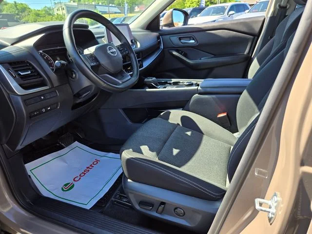 Used 2025 Beige/tan Nissan SV image 11