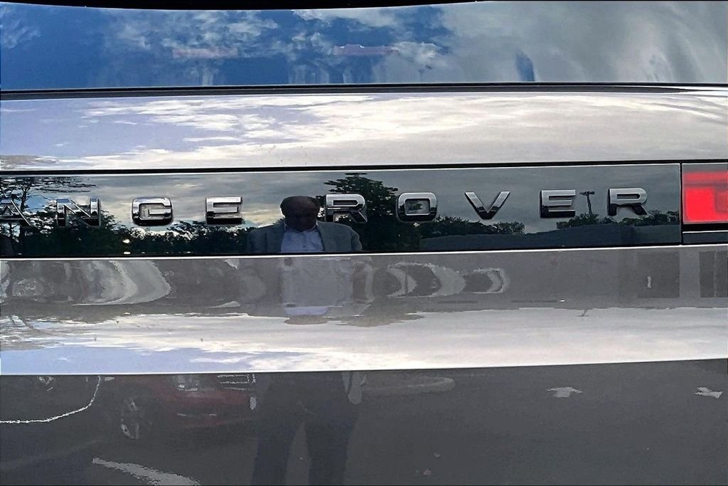 Used 2023  Land Rover SE Dynamic image 34
