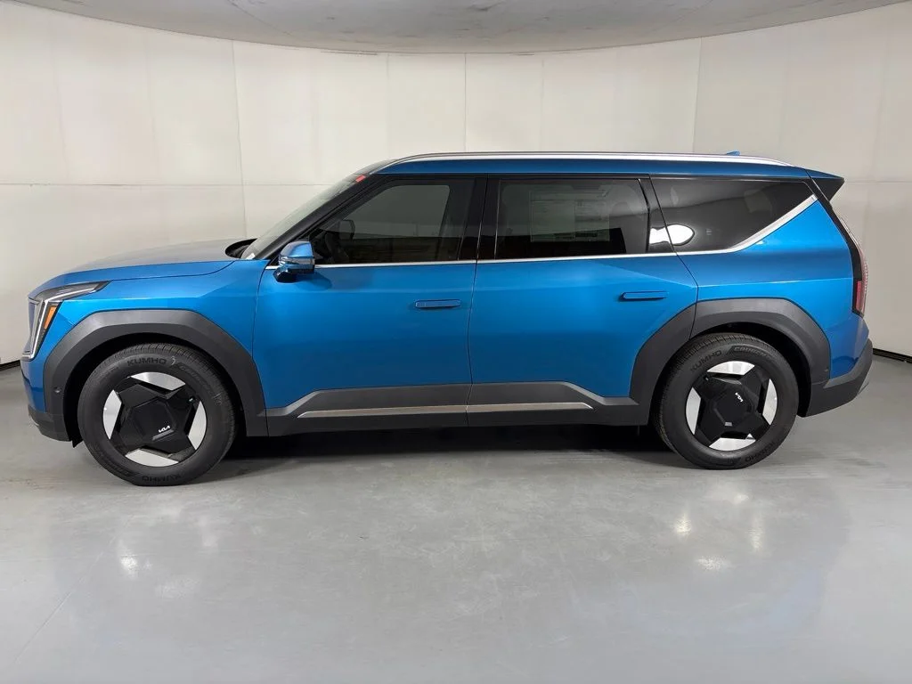 New 2026 Ocean Blue Kia Wind AWD image 5
