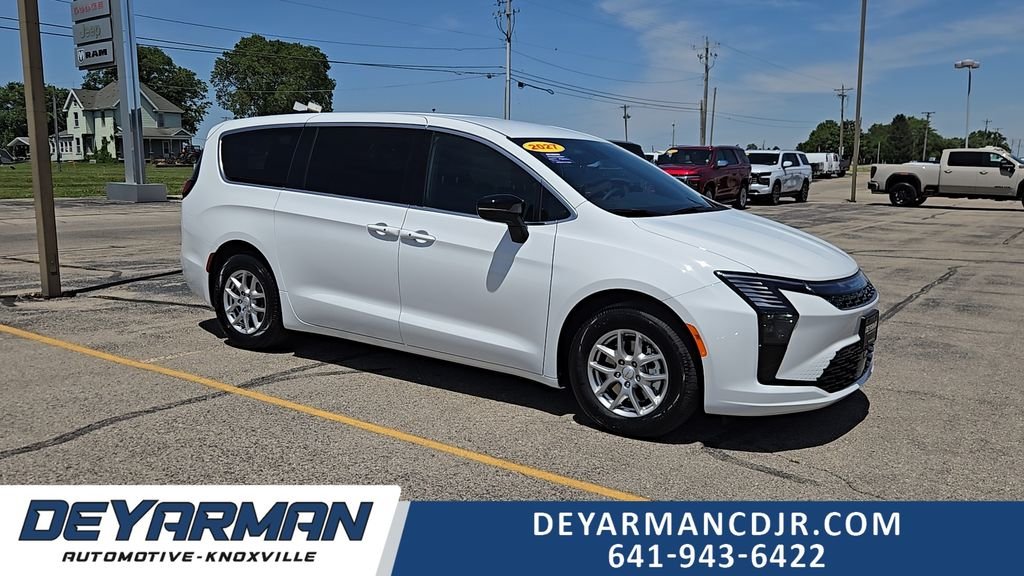 2027 Chrysler Pacifica Select's photo
