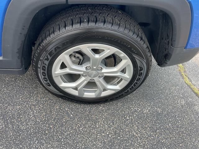 Certified Used 2024 Hydro Blue Pearlcoat Jeep Latitude image 17