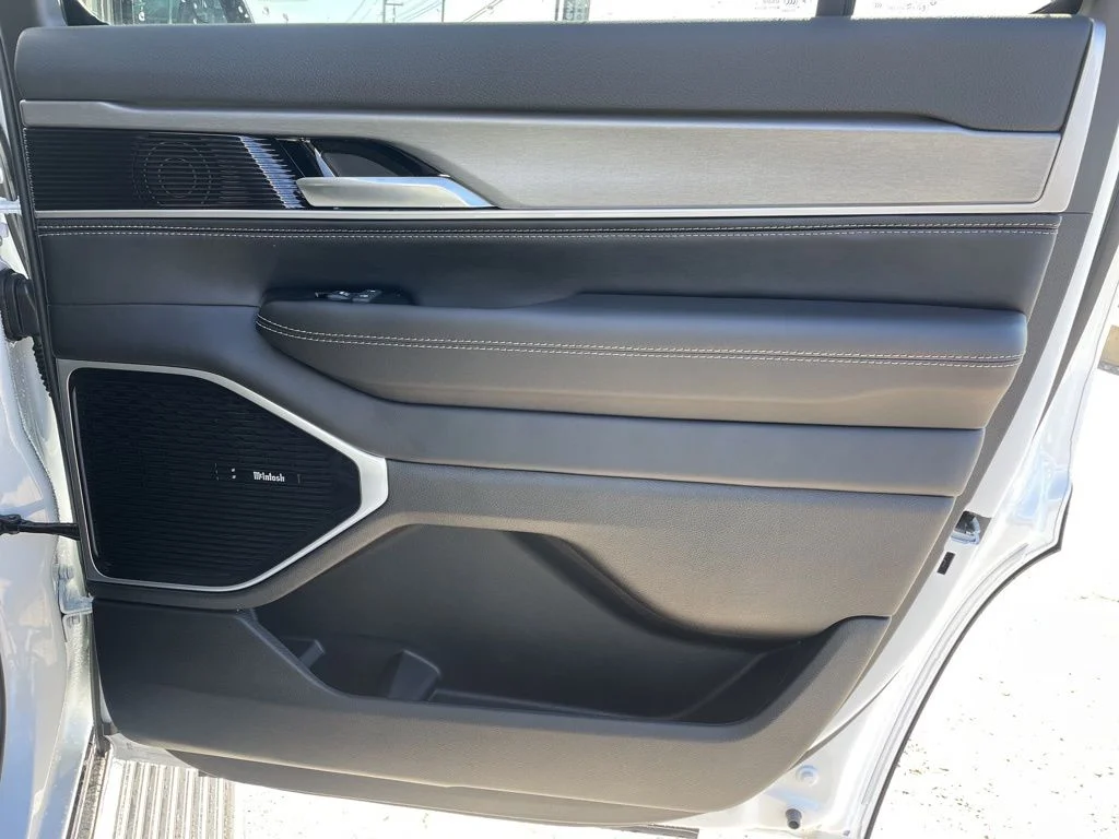 New 2026 Bright White Clear-Coat Exterior Paint Jeep Limited Altitude image 13