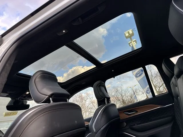 Used 2023 White Jeep Summit Reserve image 17