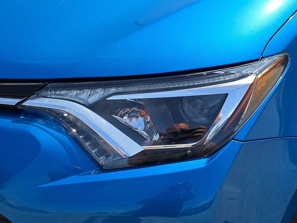 Used 2016  Toyota XLE image 35