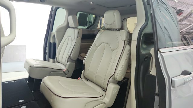 Used 2017 Silver Chrysler Limited image 20