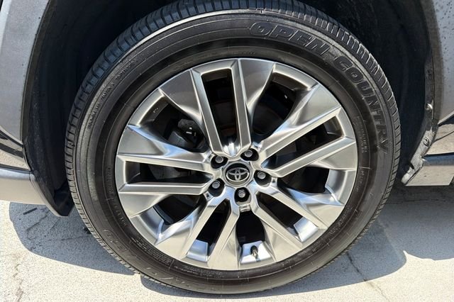 Used 2021 Midnight Black Metallic Toyota XLE Premium image 5