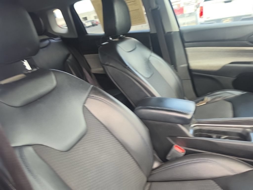 Used 2022 Gray Jeep Latitude FWD image 32