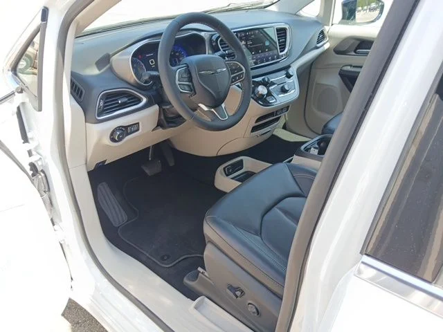 Used 2024 White Chrysler Touring L image 42