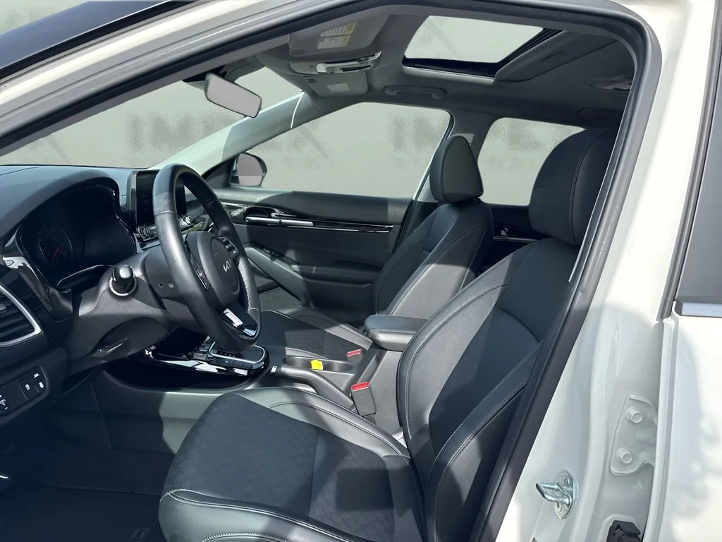 Used 2023  Kia EX image 9