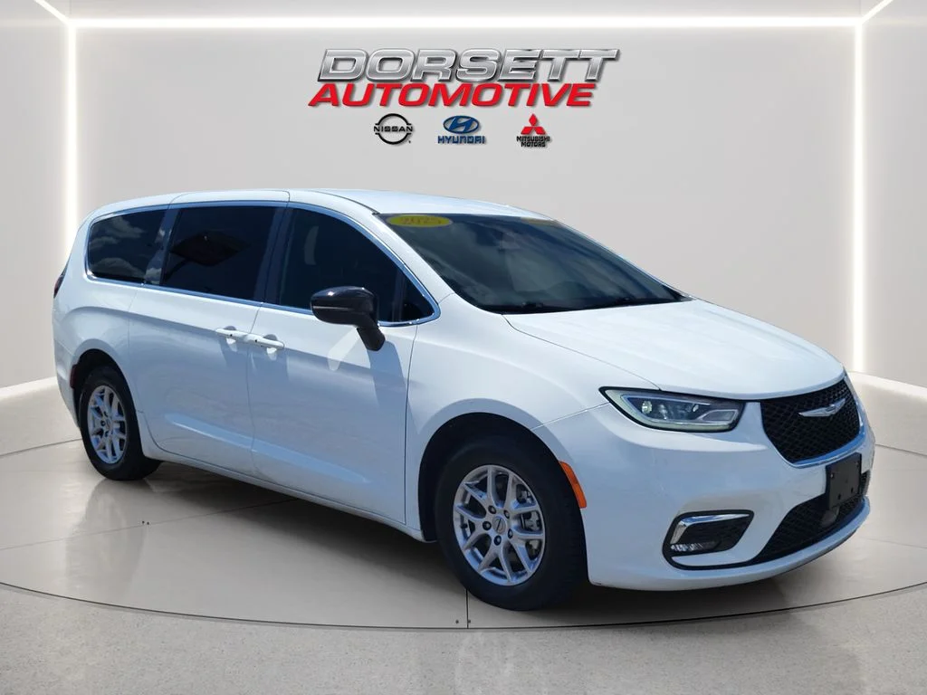 Used 2025 Bright White Clearcoat Chrysler Select image 4