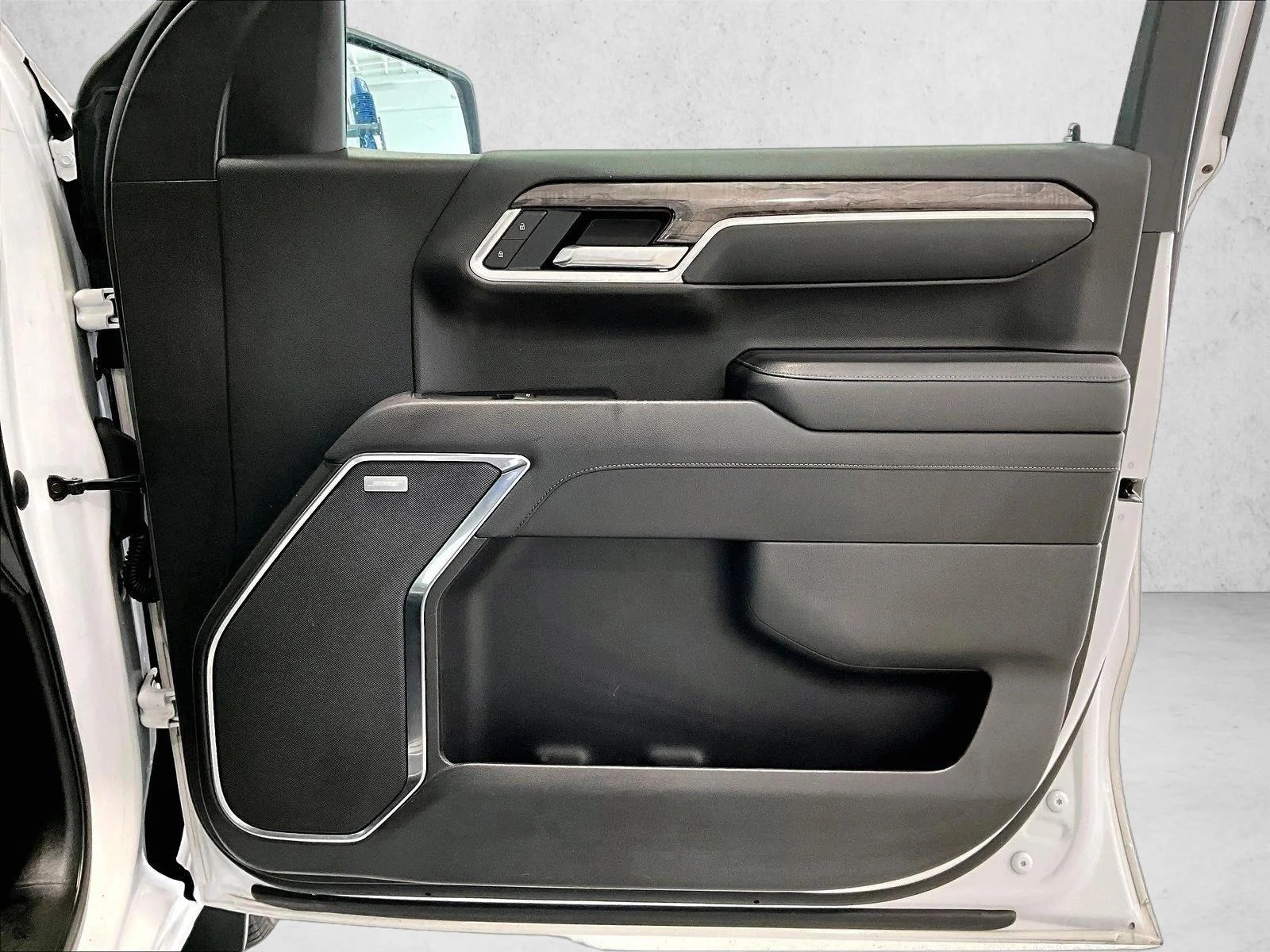 Used 2022 Iridescent Pearl Tricoat Chevrolet LTZ image 19