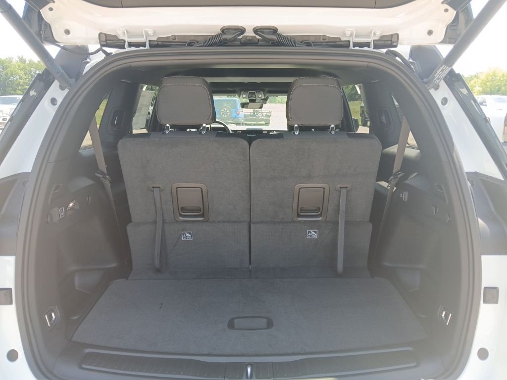 New 2026 Bright White Clear-Coat Exterior Paint Jeep Laredo image 38