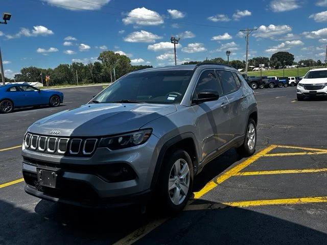 Used 2022 Silver Jeep Latitude image 3