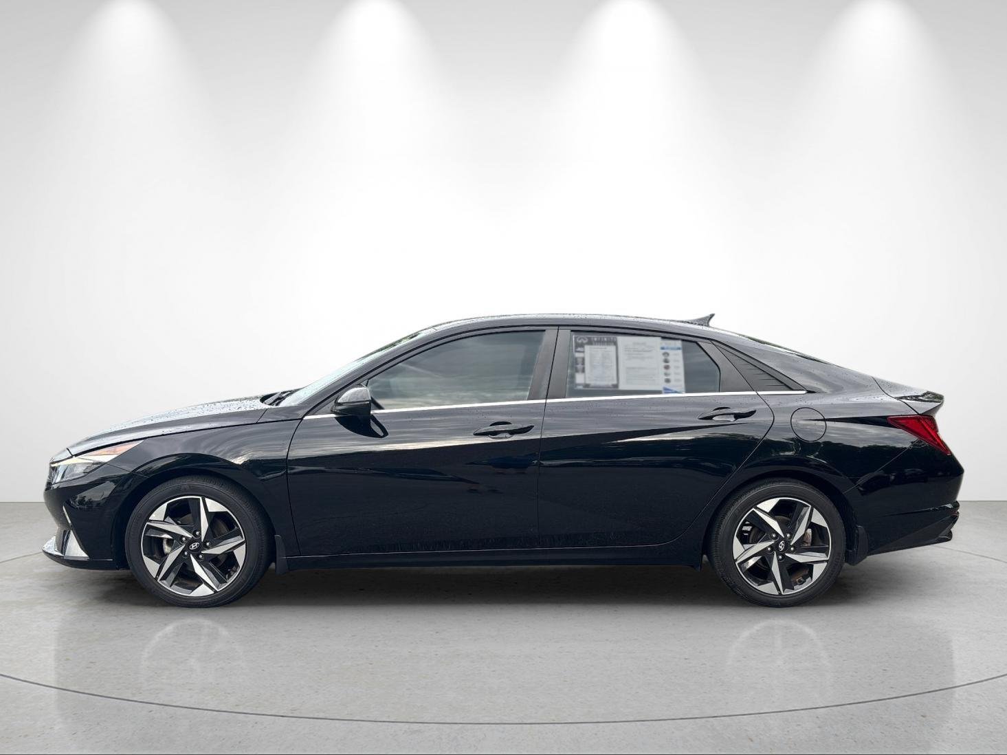Used 2022 Phantom Black Hyundai SEL image 2