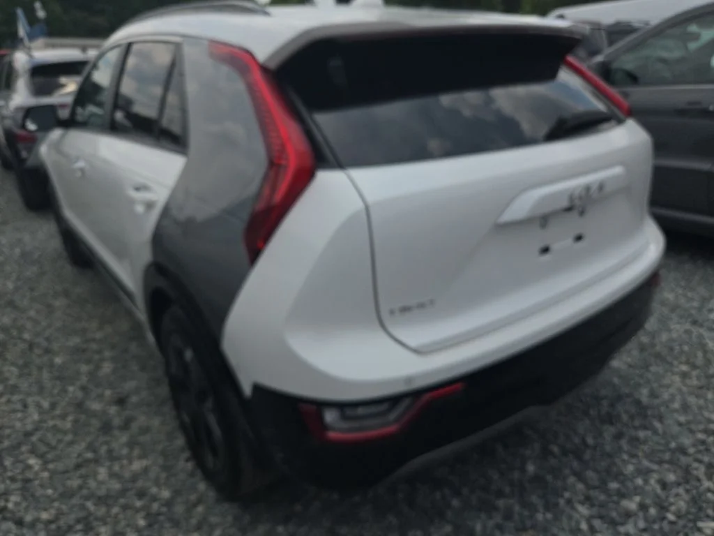 Used 2023 White Kia Wave image 5