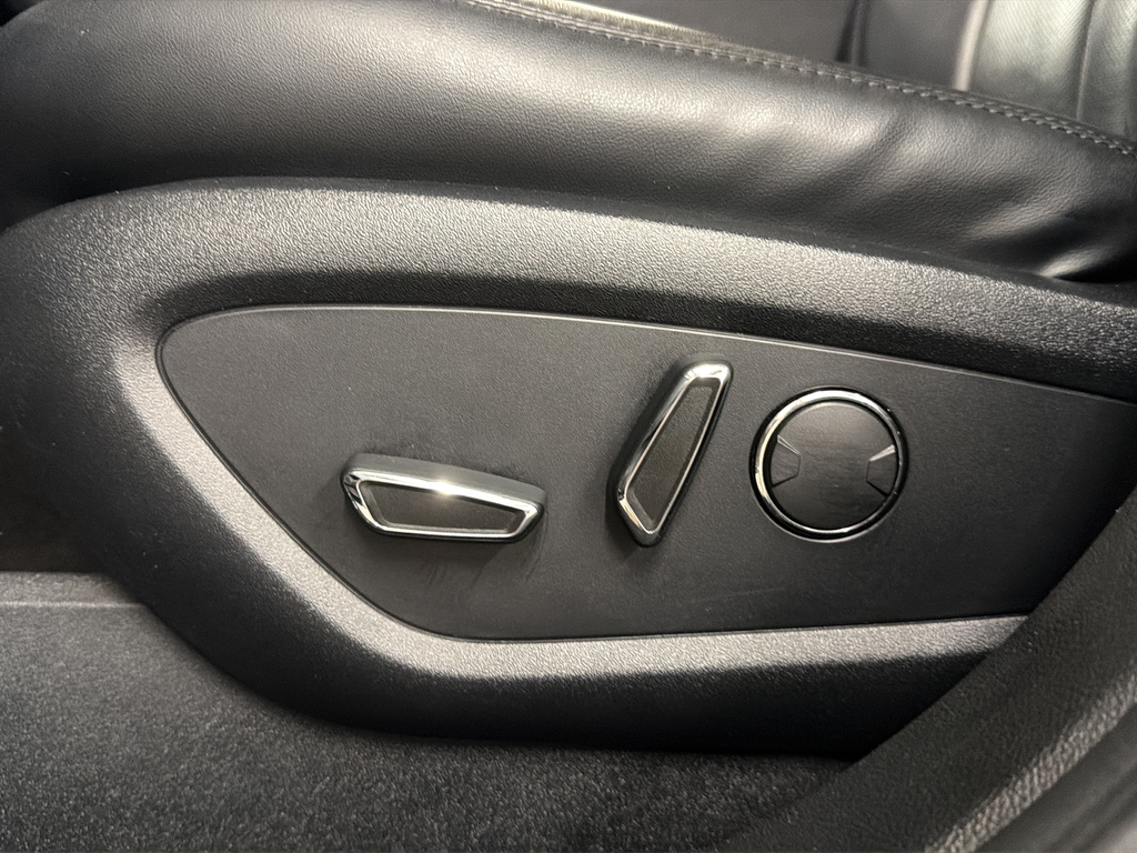 Used 2017 Gray Lincoln Reserve image 17