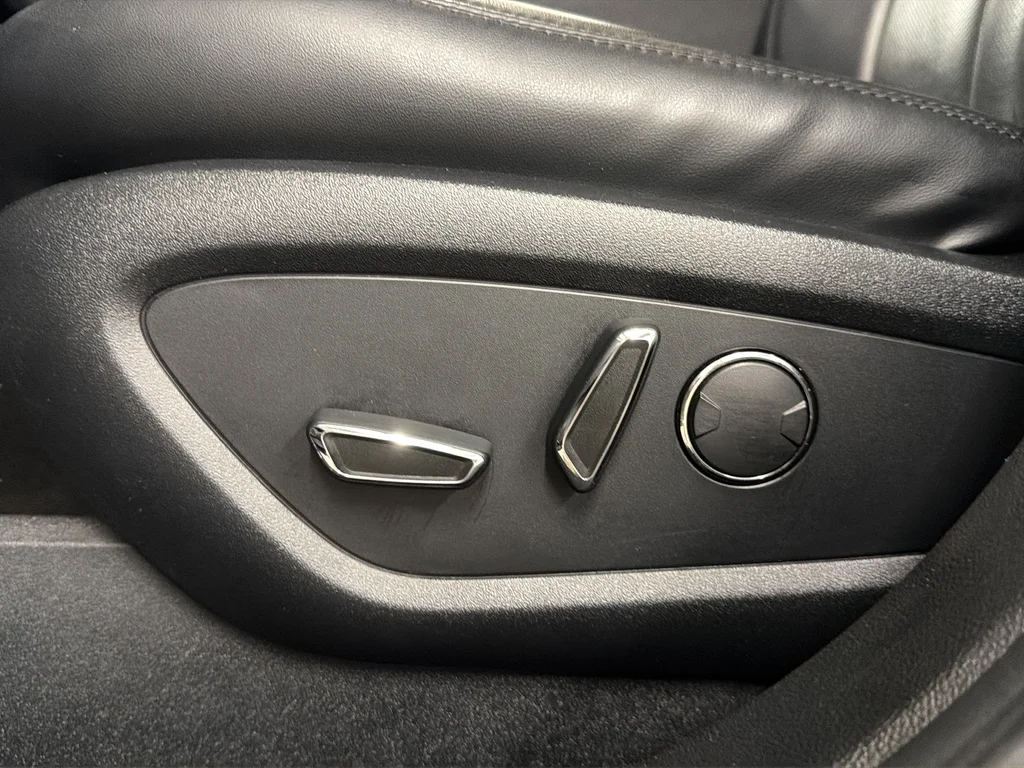 Used 2017 Gray Lincoln Reserve image 17