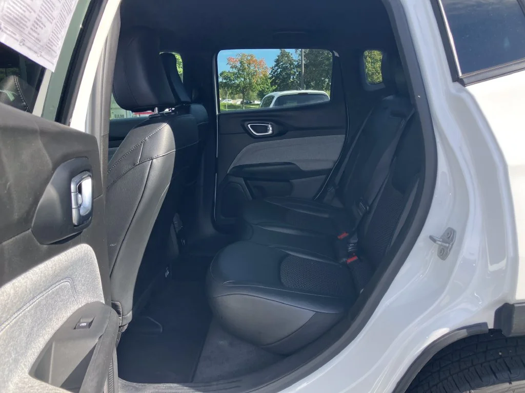 Used 2025 White Jeep Latitude image 26