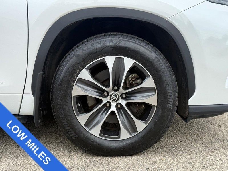 Used 2023 Pearl Toyota XLE image 9