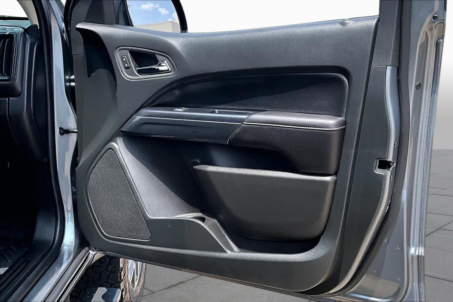 Used 2022 Satin Steel Metallic GMC 4WD AT4 w/Leather image 23