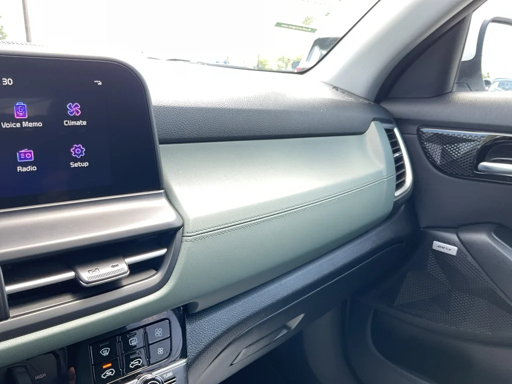 Used 2024 Snow White Pearl Kia SX image 35