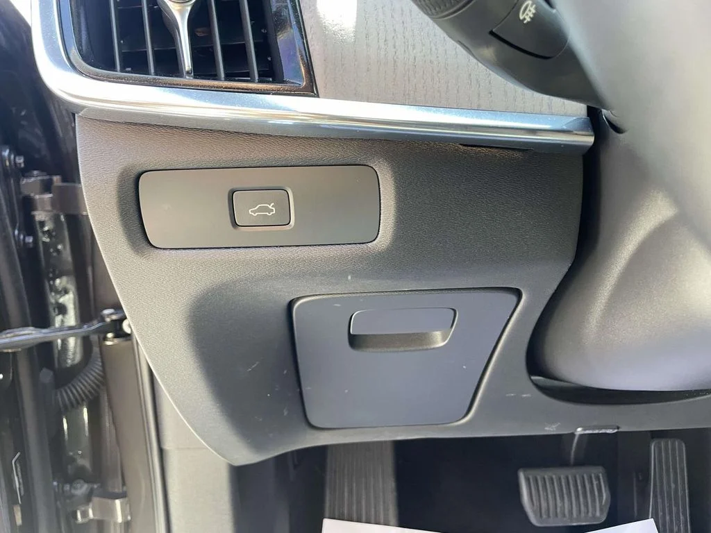 Certified Used 2023 Platinum Grey Volvo Ultimate image 11