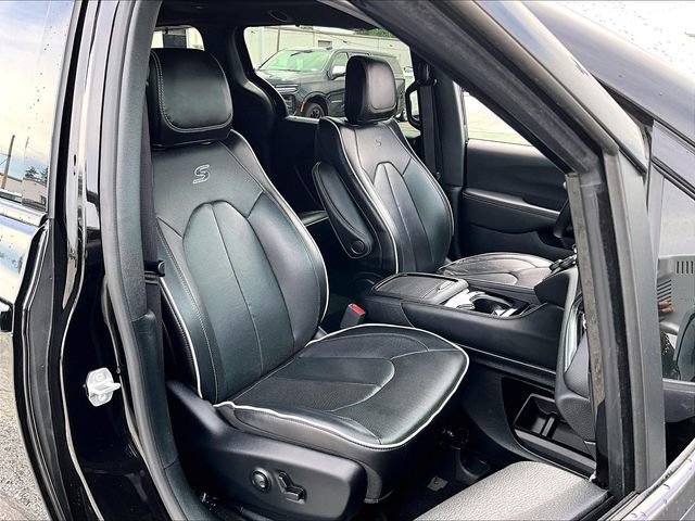 Used 2025 Diamond Black Cry Chrysler Limited image 11