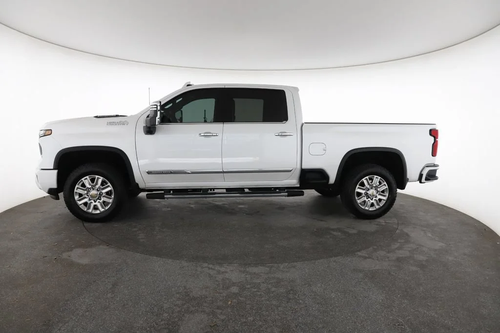 Certified Used 2025 Iridescent Pearl Tricoat Chevrolet High Country image 7