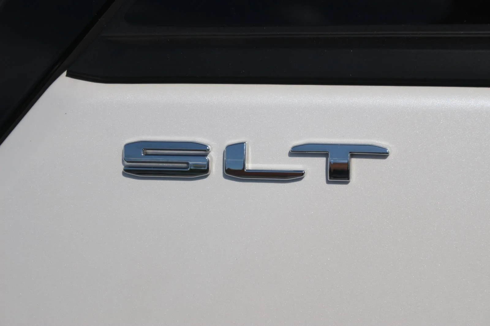 Used 2022 White Frost Tricoat GMC SLT image 10