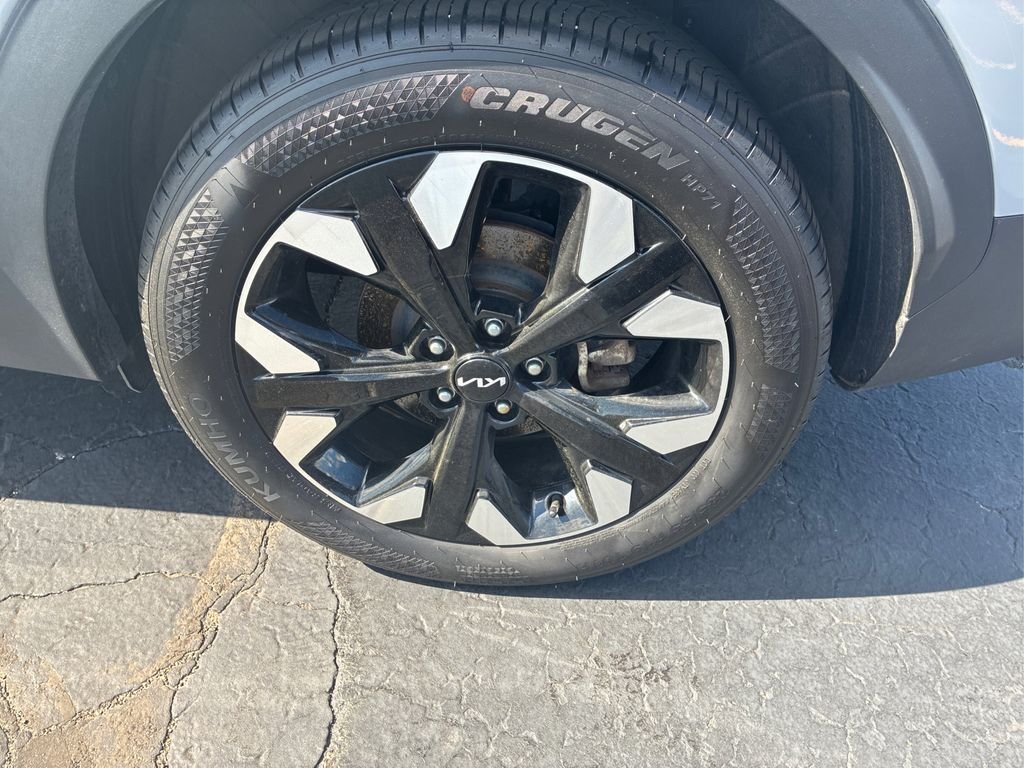 Used 2024 Wolf Gray Kia X-Line image 23