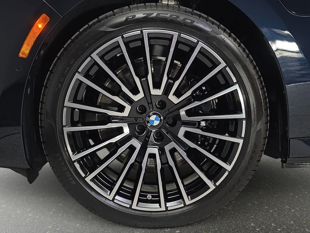 2026 BMW 7 Series 750e - Photo 32